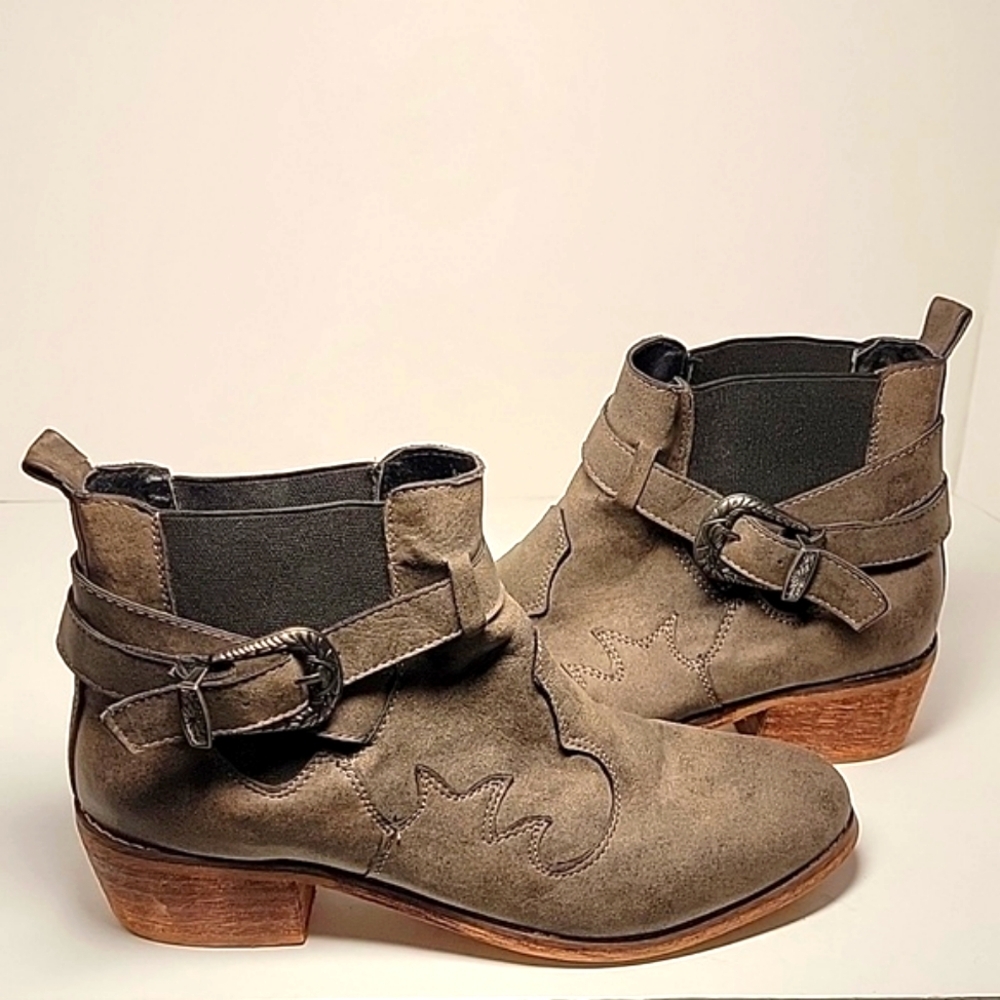 Olivia Miller Bootie Ankle Boot Faux Leather Pull-On Stacked Heel Buckle 8.5 - Picture 10 of 14